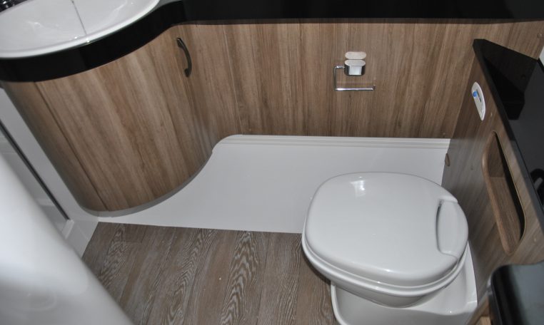 Roulotte Con Bagno E Doccia.Camper Caravan Hobby 495 Wfb De Luxe Roulotte Con Grande Bagno Con Doccia Separata E Bel Letto Matrimoniale