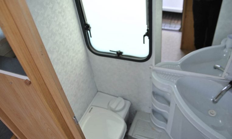 adria-unica461db-caravanbacci